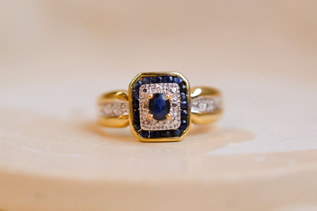 Bague octogonale en Or jaune 18 carats ornée de Saphirs et de Diamants