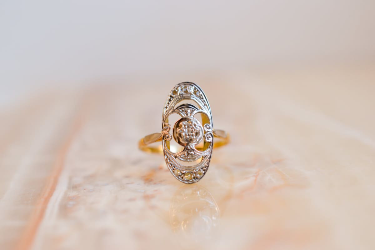 Bague ovale ajourée en Or jaune et Or blanc 18 carats sertie de Diamants