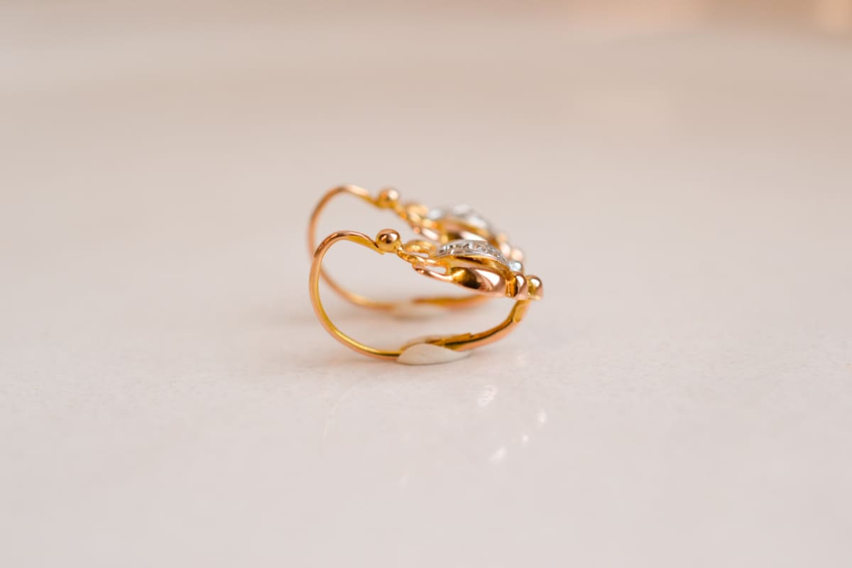 Boucles d'oreilles anciennes bombées en Or jaune 18 carats ornées de pierres blanches