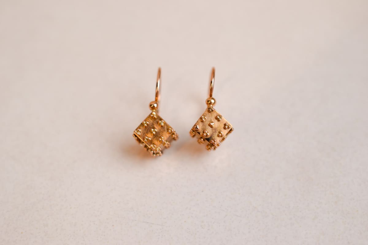 Boucles d'oreilles anciennes en Or jaune 18 carats à décor géométrique