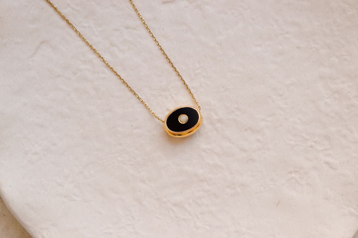 Collier en Or jaune 18 carats orné d'un pendentif Onyx et Perles