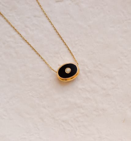 Collier en Or jaune 18 carats orné d'un pendentif Onyx et Perles