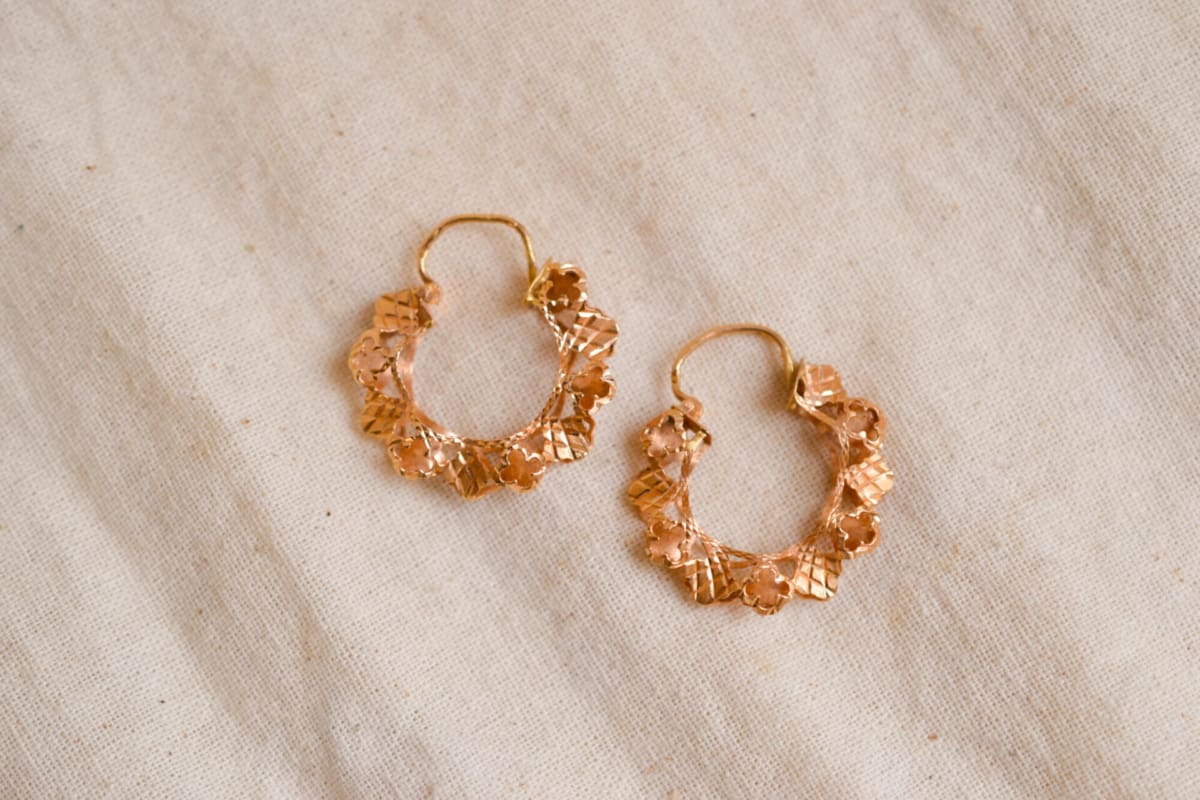 Créoles anciennes ajourées en Or jaune 18 carats à motifs quadrilobés