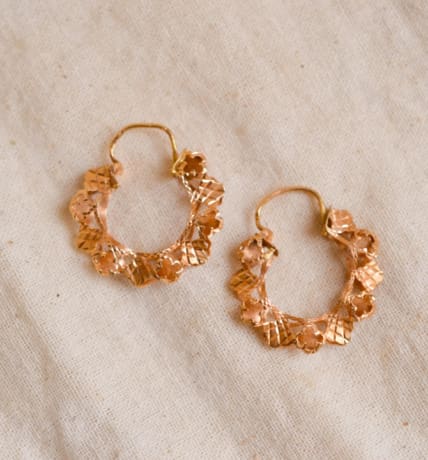 Créoles anciennes ajourées en Or jaune 18 carats à motifs quadrilobés