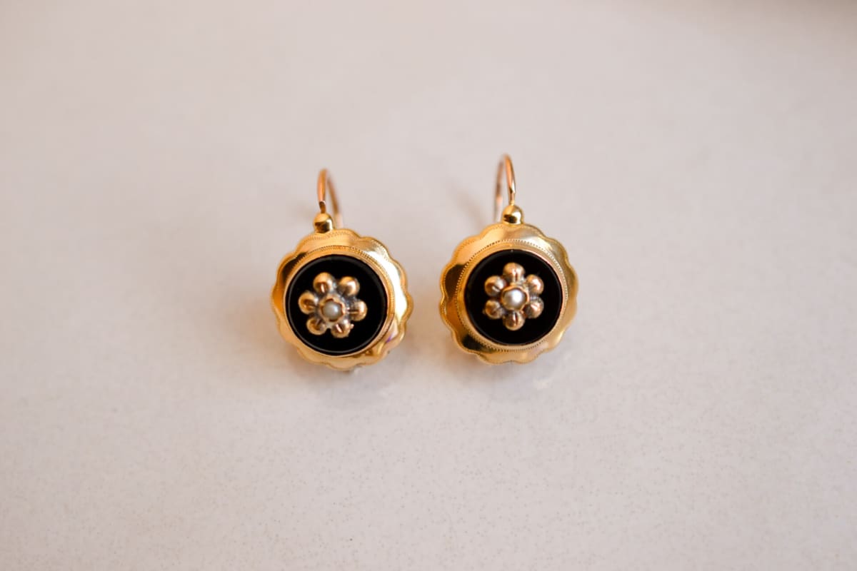 Dormeuses Napoléon III en Or jaune 18 carats ornées d'Onyx ponctué de Perles