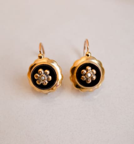 Dormeuses Napoléon III en Or jaune 18 carats ornées d'Onyx ponctué de Perles