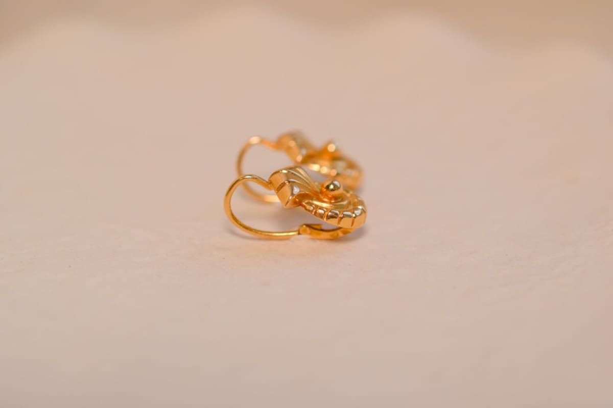 Dormeuses anciennes en Or jaune 18 carats à motifs de coquillages