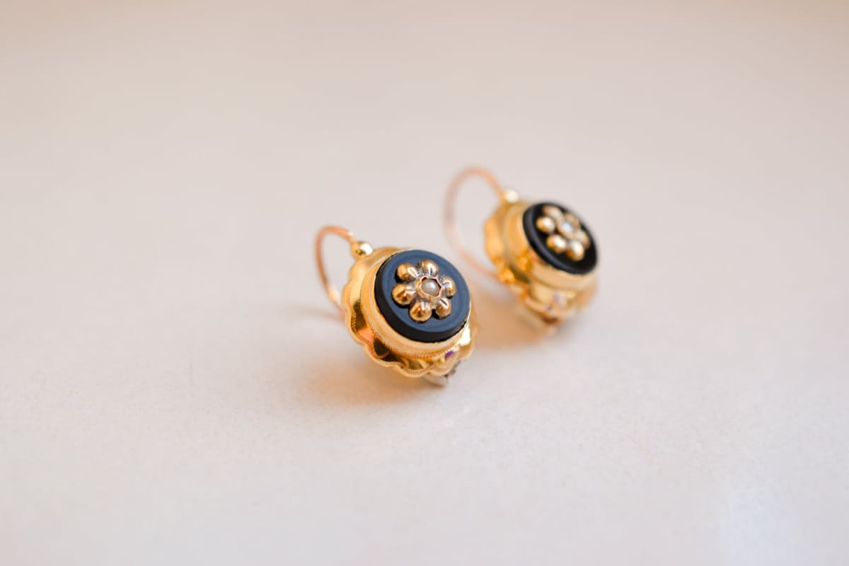 Dormeuses anciennes en Or jaune 18 carats ornées d'Onyx et de Perles