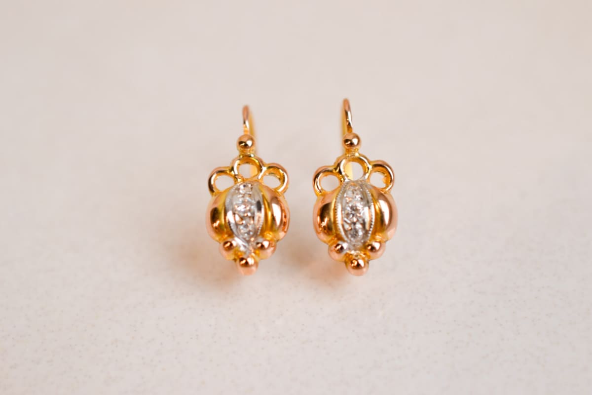 Dormeuses anciennes en Or jaune 18 carats ornées d'Oxydes sur de l'Or blanc