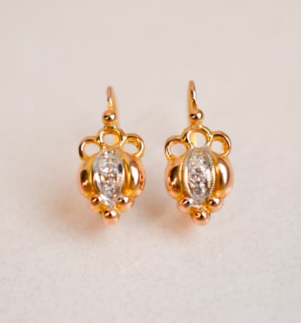 Dormeuses anciennes en Or jaune 18 carats ornées d'Oxydes sur de l'Or blanc
