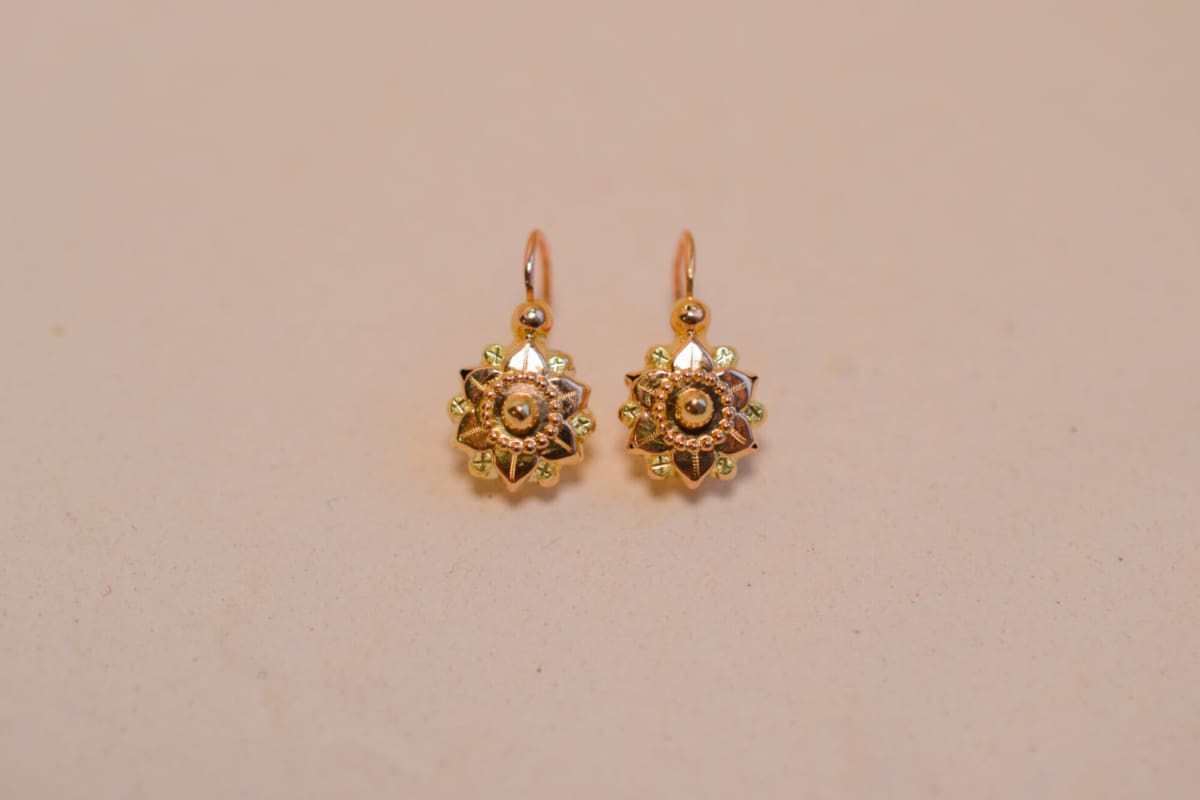 Dormeuses en Or jaune 18 carats à motifs de fleurs