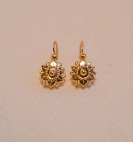 Dormeuses en Or jaune 18 carats à motifs de fleurs