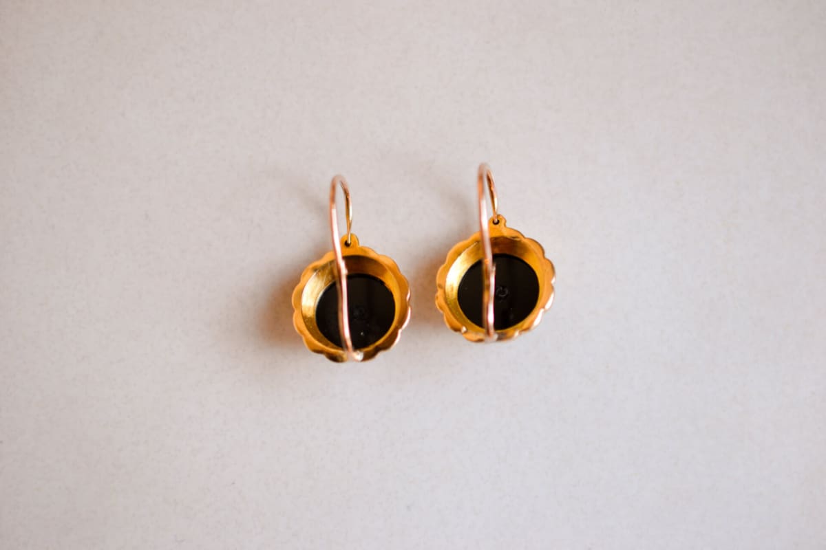 Dormeuses en Or jaune 18 carats ornées d'Onyx et de Perles