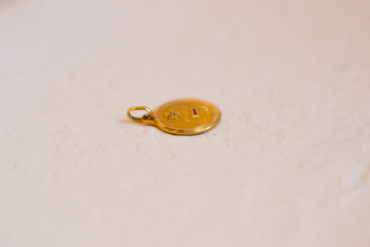 Médaille Augis Vintage en Or jaune 18 carats ornée de Rubis et d'un Diamant