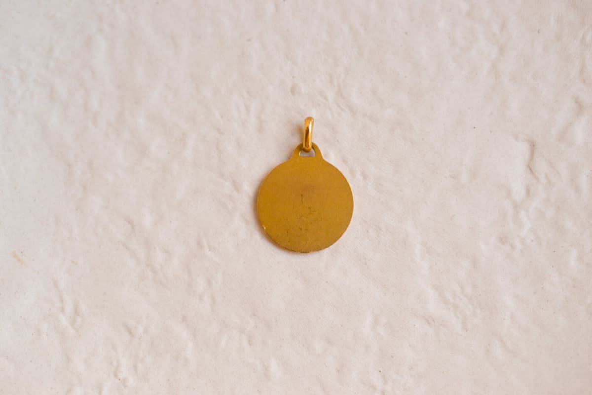 Médaille Augis en Or jaune 18 carats sertie de Rubis et d'un Diamant