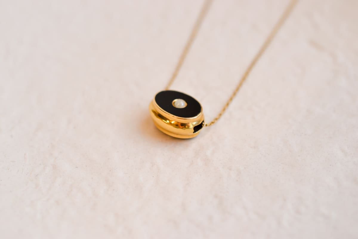 Pendentif ancien en Or jaune 18 carats orné d'Onyx et de Perles