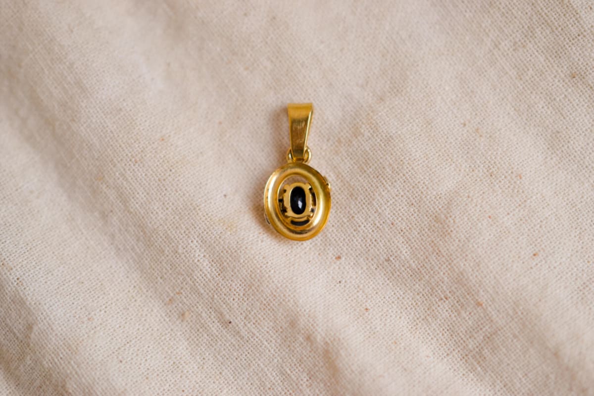 Pendentif de seconde main en Or jaune 18 carats serti d'un Saphir entouré de Diamants