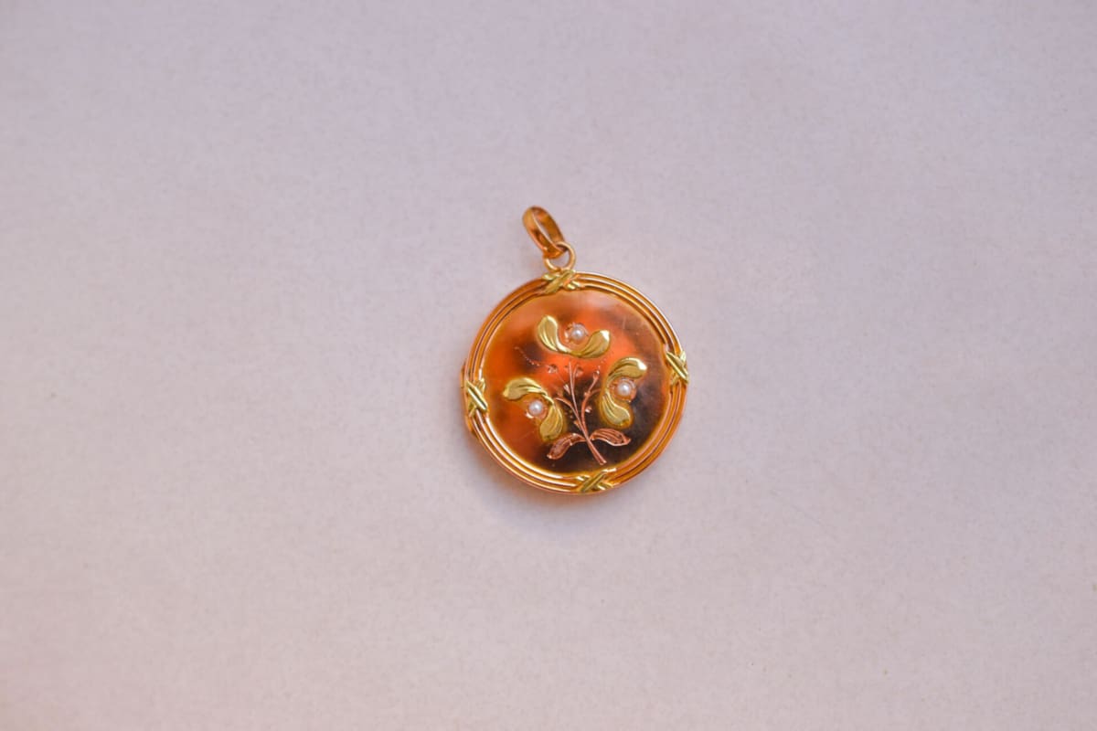 Pendentif porte-photo ancien en Or jaune 18 carats avec des détails floraux en Or vert