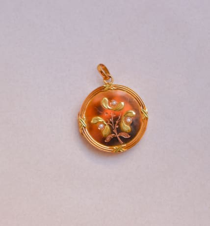 Pendentif porte-photo ancien en Or jaune 18 carats avec des détails floraux en Or vert