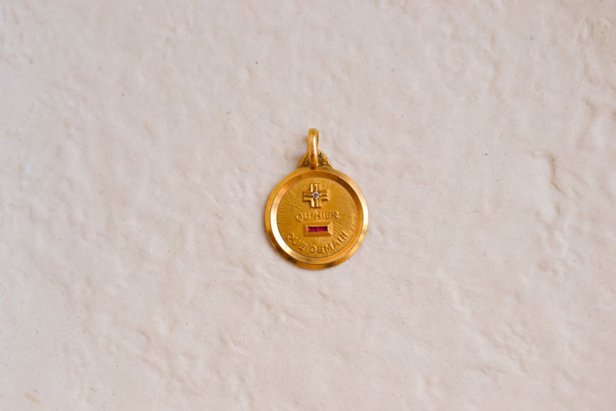 Pendentif + qu'hier - que demain en Or jaune 18 carats serti de Rubis et d'un Diamant