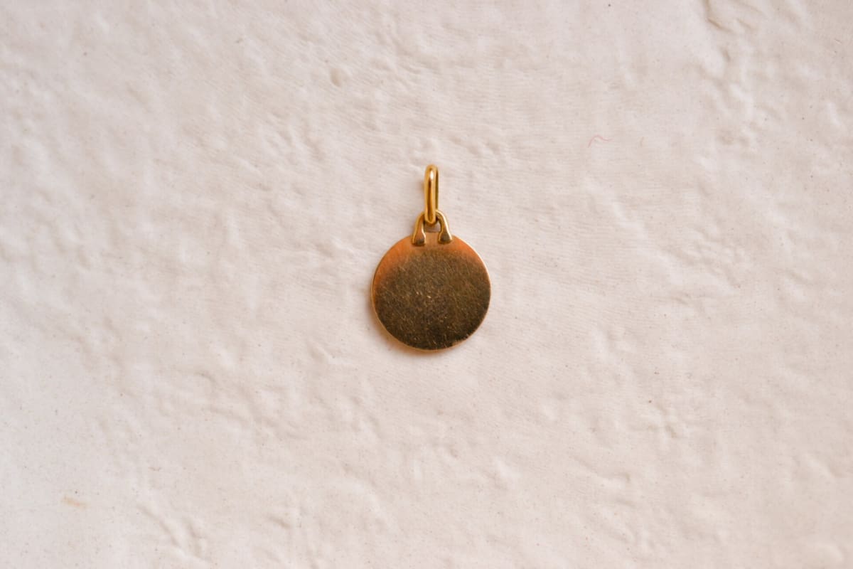 Pendentif + qu'hier - que demain en relief en Or jaune 18 carats