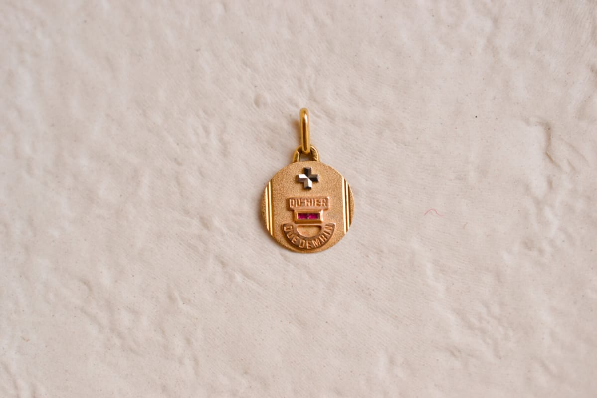Pendentif + qu'hier - que demain en relief en Or jaune 18 carats orné de Rubis