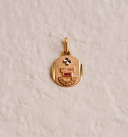 Pendentif + qu'hier - que demain en relief en Or jaune 18 carats orné de Rubis