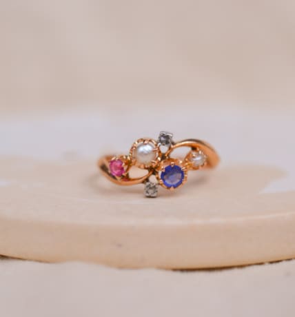 Bague Art Nouveau en Or jaune 18 carats sertie de Diamants, de Perles et de Doublet-Grenat verre