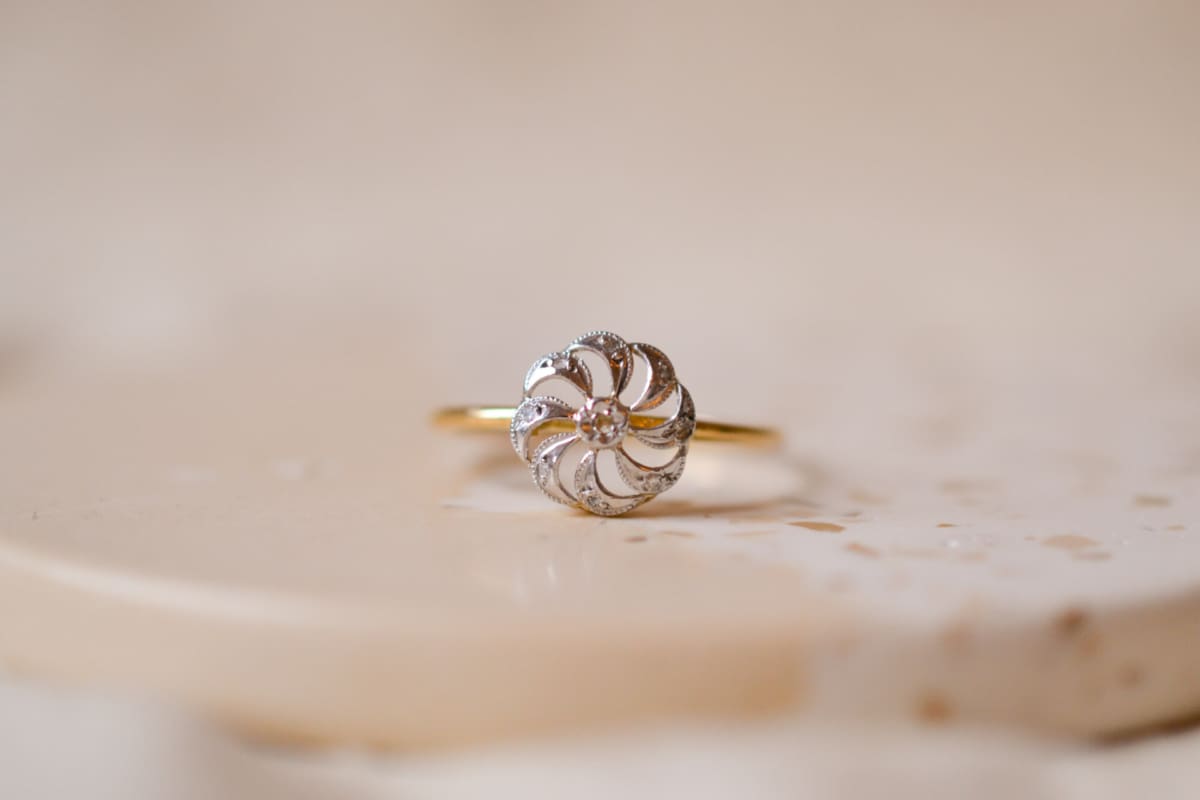Bague Art Nouveau en Or jaune et blanc 18 carats ornée d'une rosace ajourée sertie de Diamants
