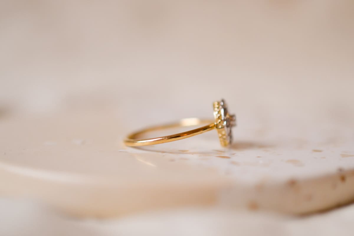 Bague Art Nouveau en Or jaune et blanc 18 carats sertie de Diamants