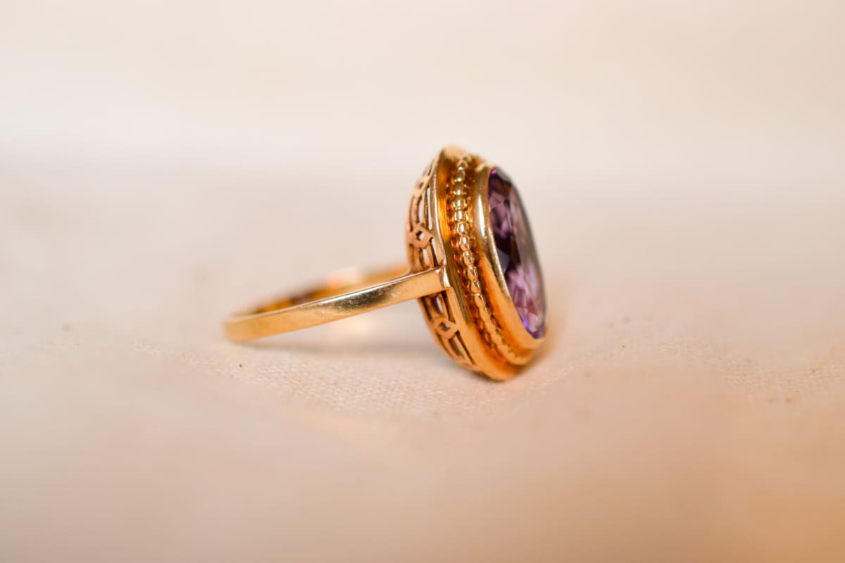 Bague Vintage en Or jaune 18 carats ornée d'une Améthyste ovale