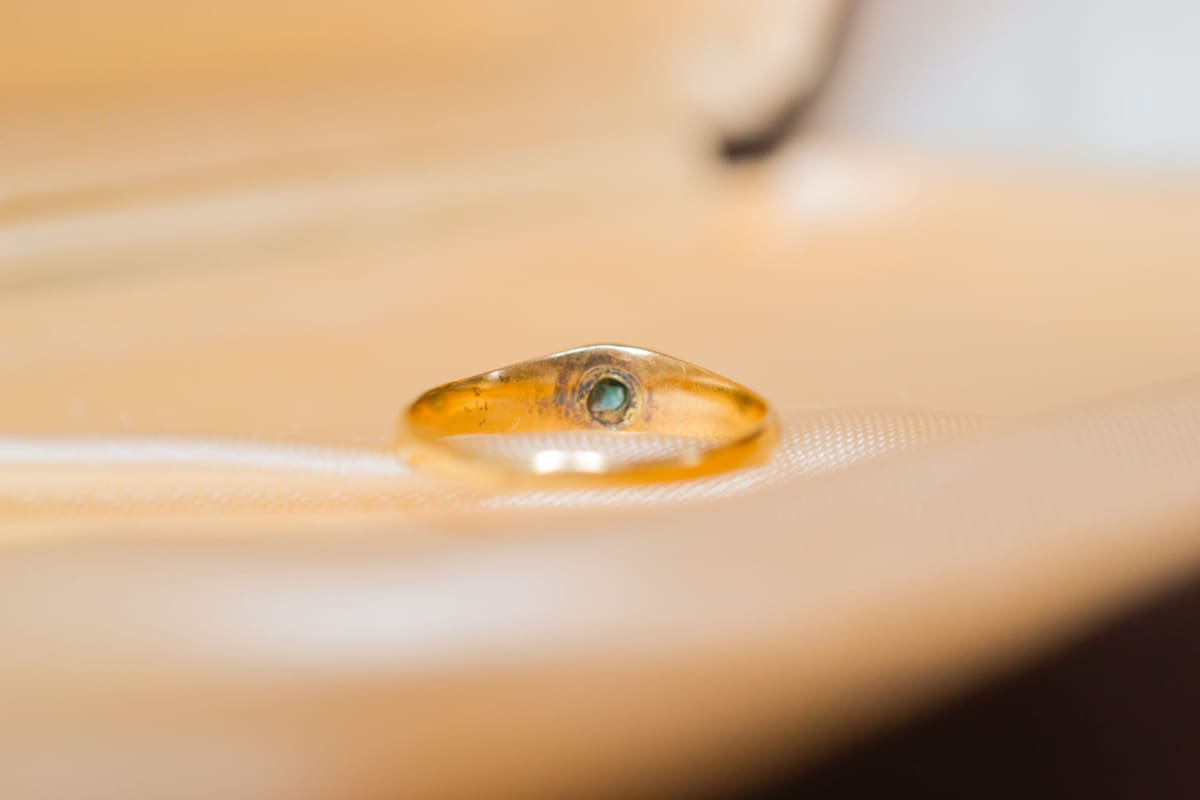 Bague Vintage en Or jaune 18 carats ornée d'une Perle dans un décor de rinceaux