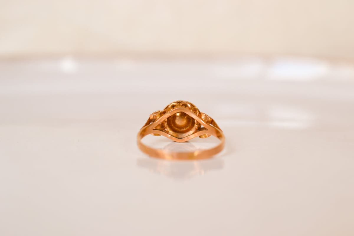 Bague Vintage en Or jaune 18 carats ornée d'une Perle sur une monture striée