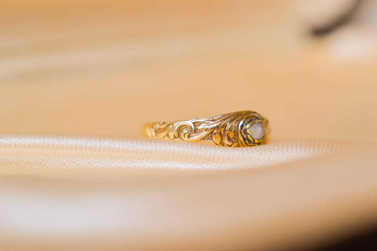 Bague ancienne en Or jaune 18 carats ornée d'une Perle à décor de rinceaux