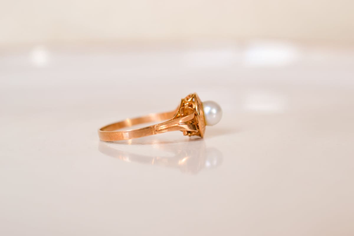 Bague ancienne en Or jaune 18 carats ornée d'une Perle sur une monture striée