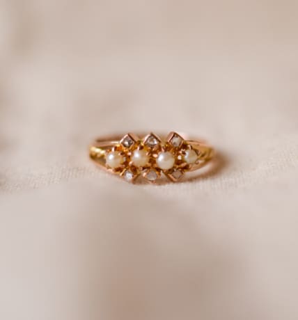 Bague ancienne en Or jaune 18 carats ornée de Perles épaulées par des Diamants