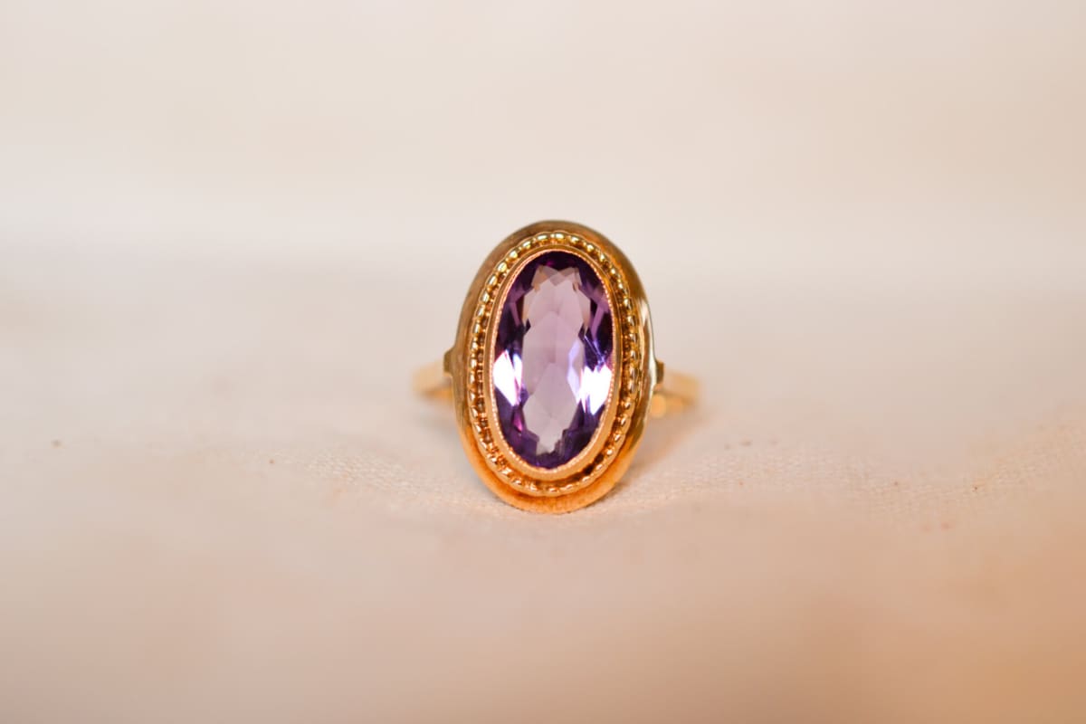 Bague ancienne en Or jaune 18 carats sertie clos d'une Améthyste ovale
