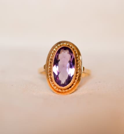 Bague ancienne en Or jaune 18 carats sertie clos d'une Améthyste ovale