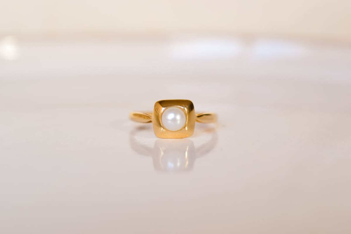 Bague carrée en Or jaune 18 carats ornée d'une Perle de culture
