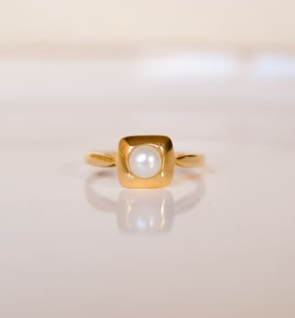 Bague carrée en Or jaune 18 carats ornée d'une Perle de culture