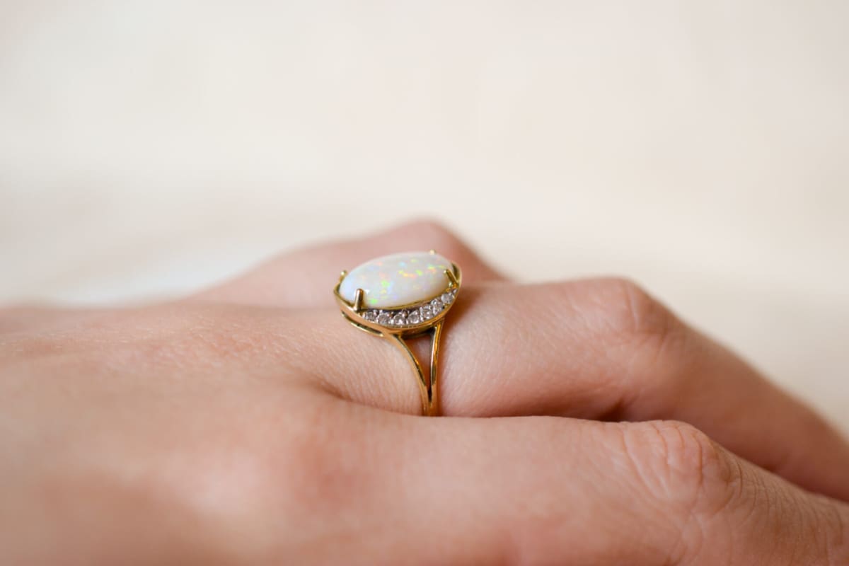 Bague de fiançailles Vintage en Or jaune 18 carats ornée d'une Opale épaulée par des lignes de Diamants