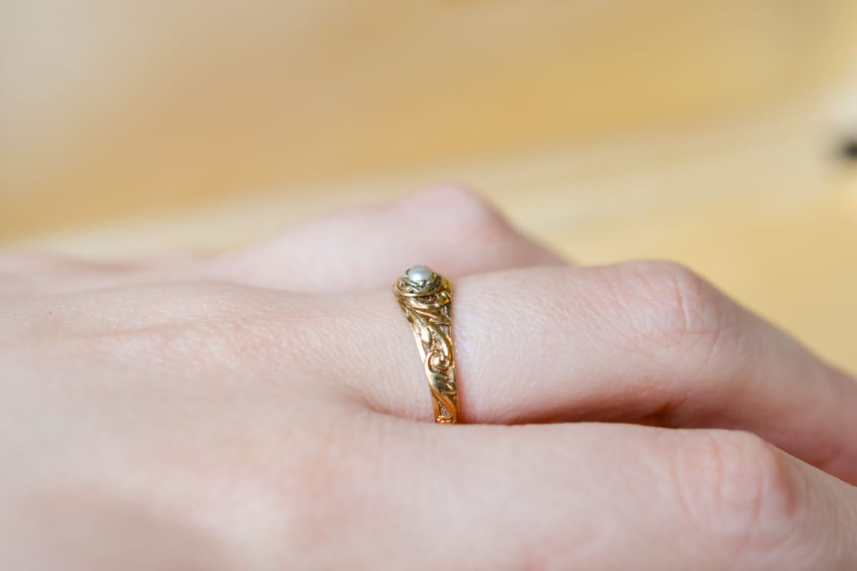 Bague de fiançailles Vintage en Or jaune 18 carats ornée d'une Perle dans un décor de rinceaux