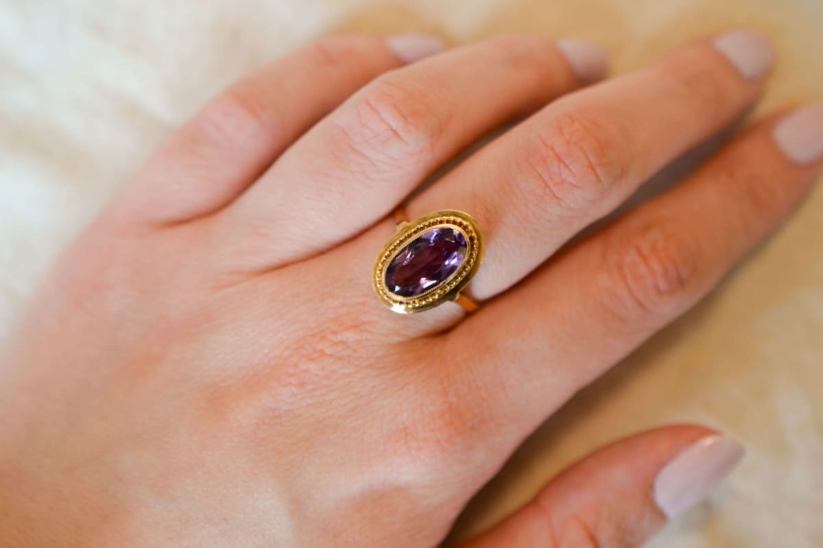 Bague de fiançailles ancienne en Or jaune 18 carats sertie clos d'une Améthyste
