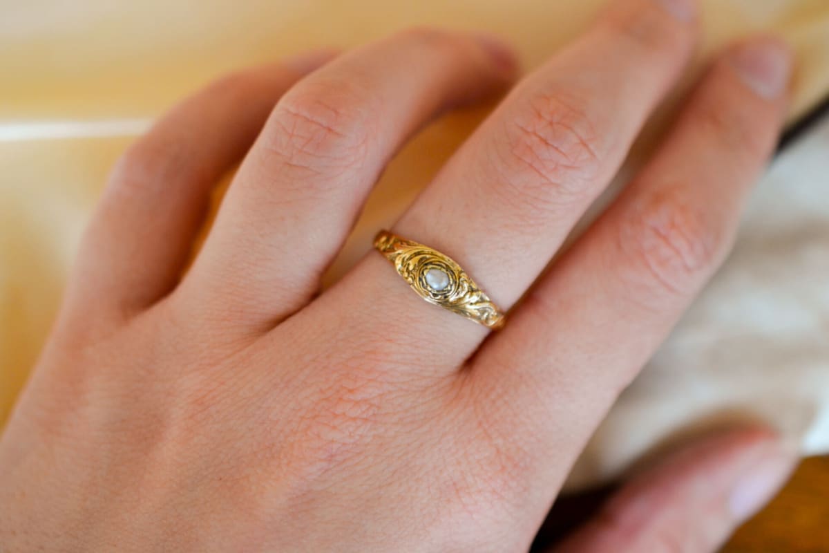 Bague de fiançailles ancienne en Or jaune 18 carats sertie d'une Perle dans un décor de rinceaux