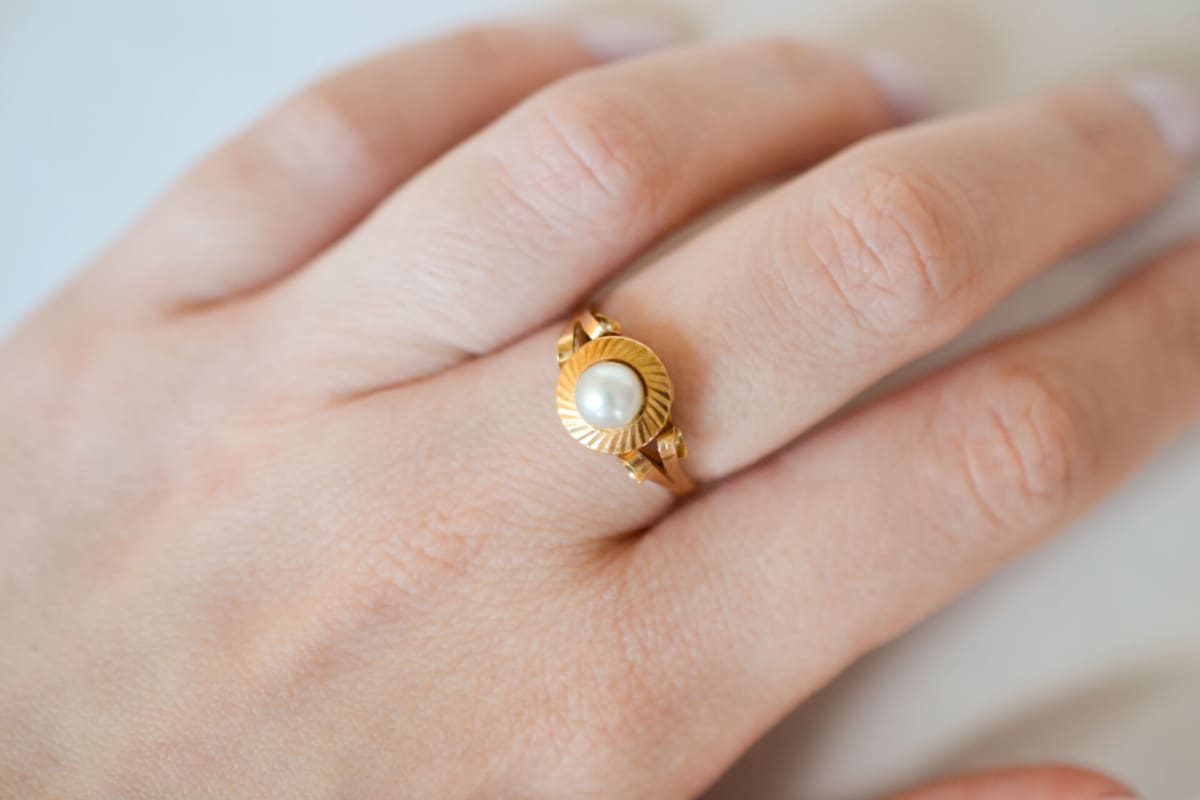 Bague de fiançailles ancienne en Or jaune sertie d'une Perle