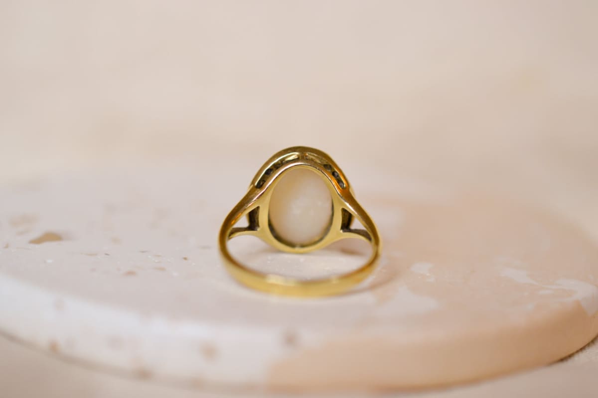 Bague en Or jaune 18 carats ornée d'une Opale épaulée par des lignes de Diamants
