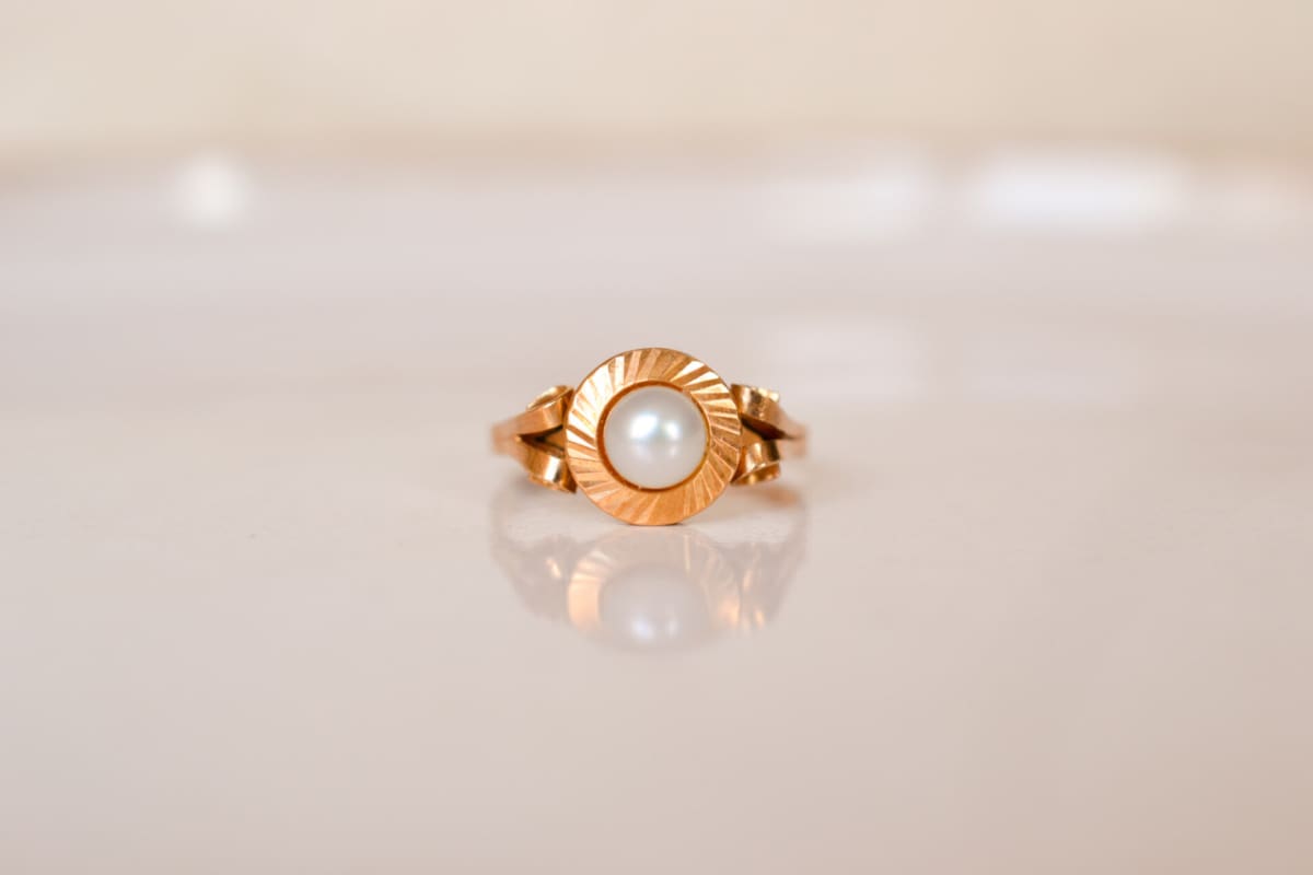 Bague en Or jaune 18 carats ornée d'une Perle sur une monture striée