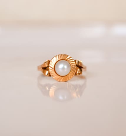 Bague en Or jaune 18 carats ornée d'une Perle sur une monture striée