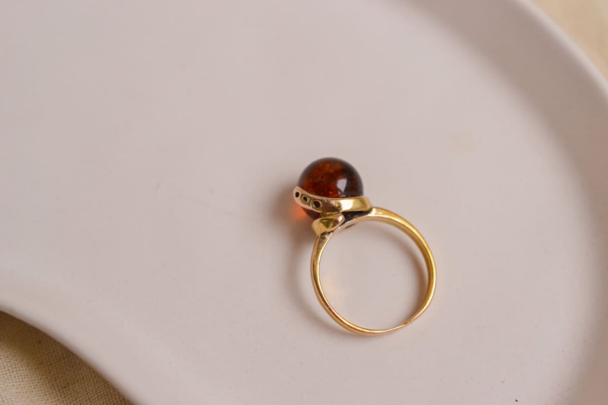 Bague en Or jaune 18 carats ornée d'une boule d'Ambre