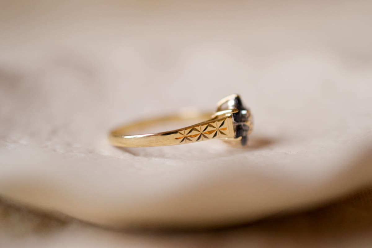 Bague fleur Vintage en Or 9 carats centrée d'un Diamant entouré de Saphirs